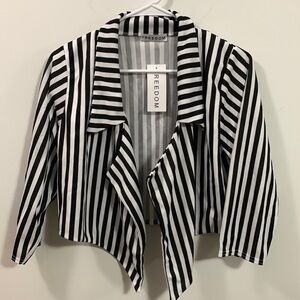 Freedom black and white cropped cover new w tag no closure Sz Small